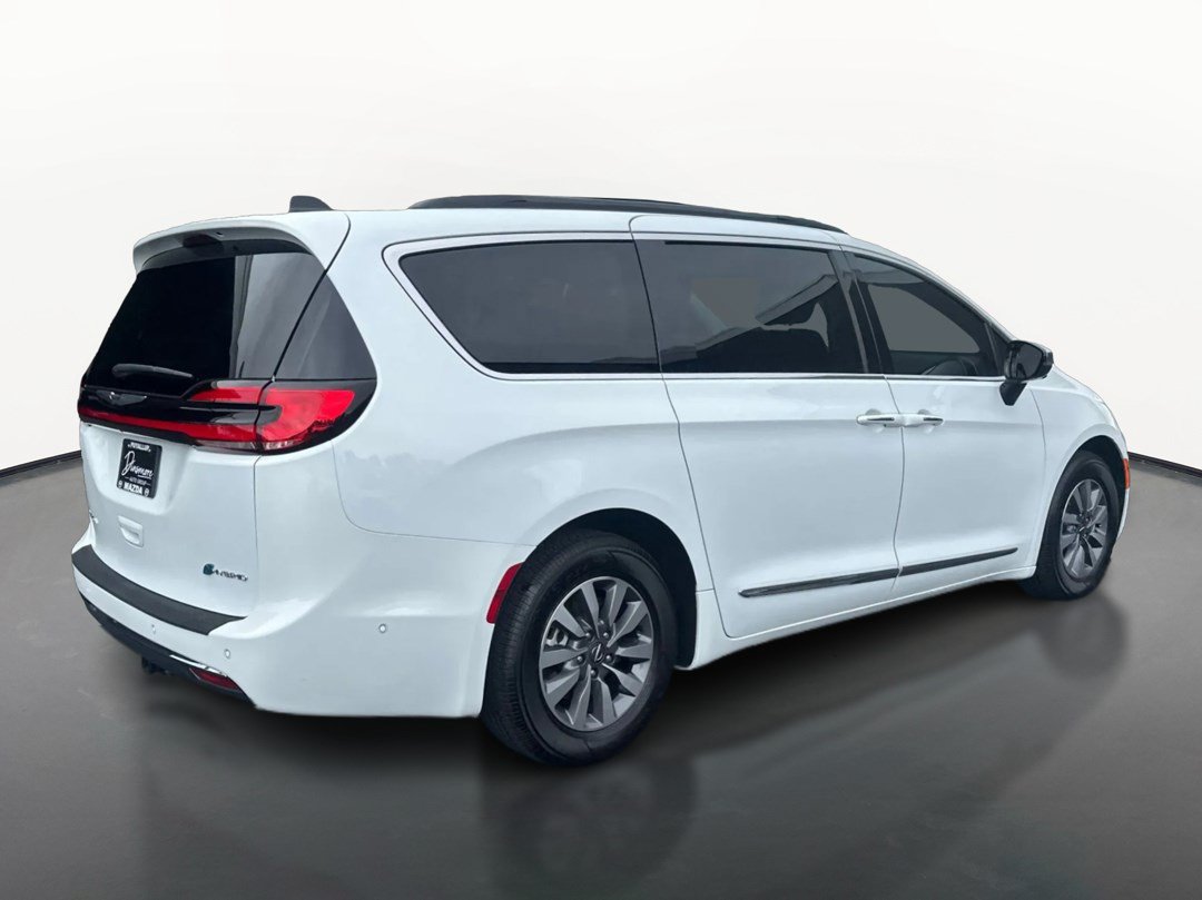 Used 2023 Chrysler Pacifica Limited w/ Uconnect Theater Family Group FWD image 3