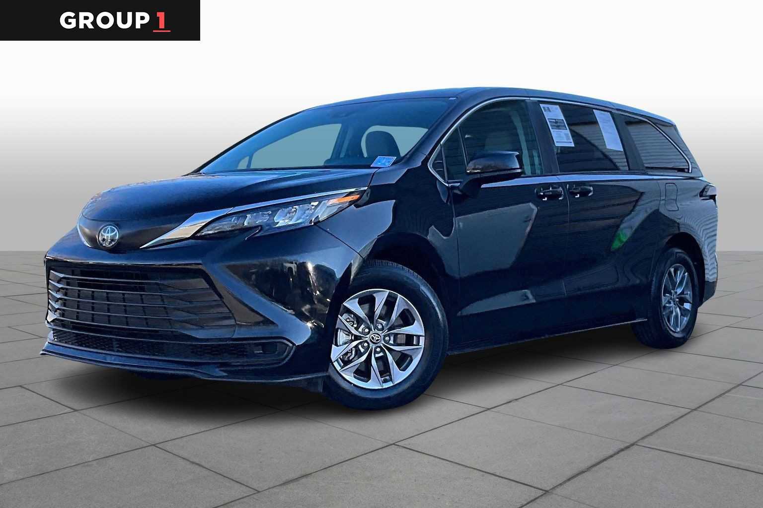 Certified 2024 Toyota Sienna LE image 1