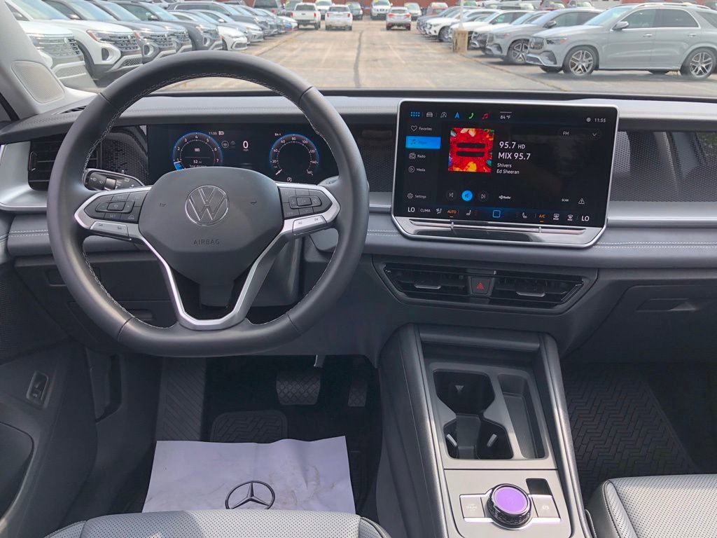 Used 2025 Volkswagen Tiguan SE w/ Panoramic Sunroof Package image 17