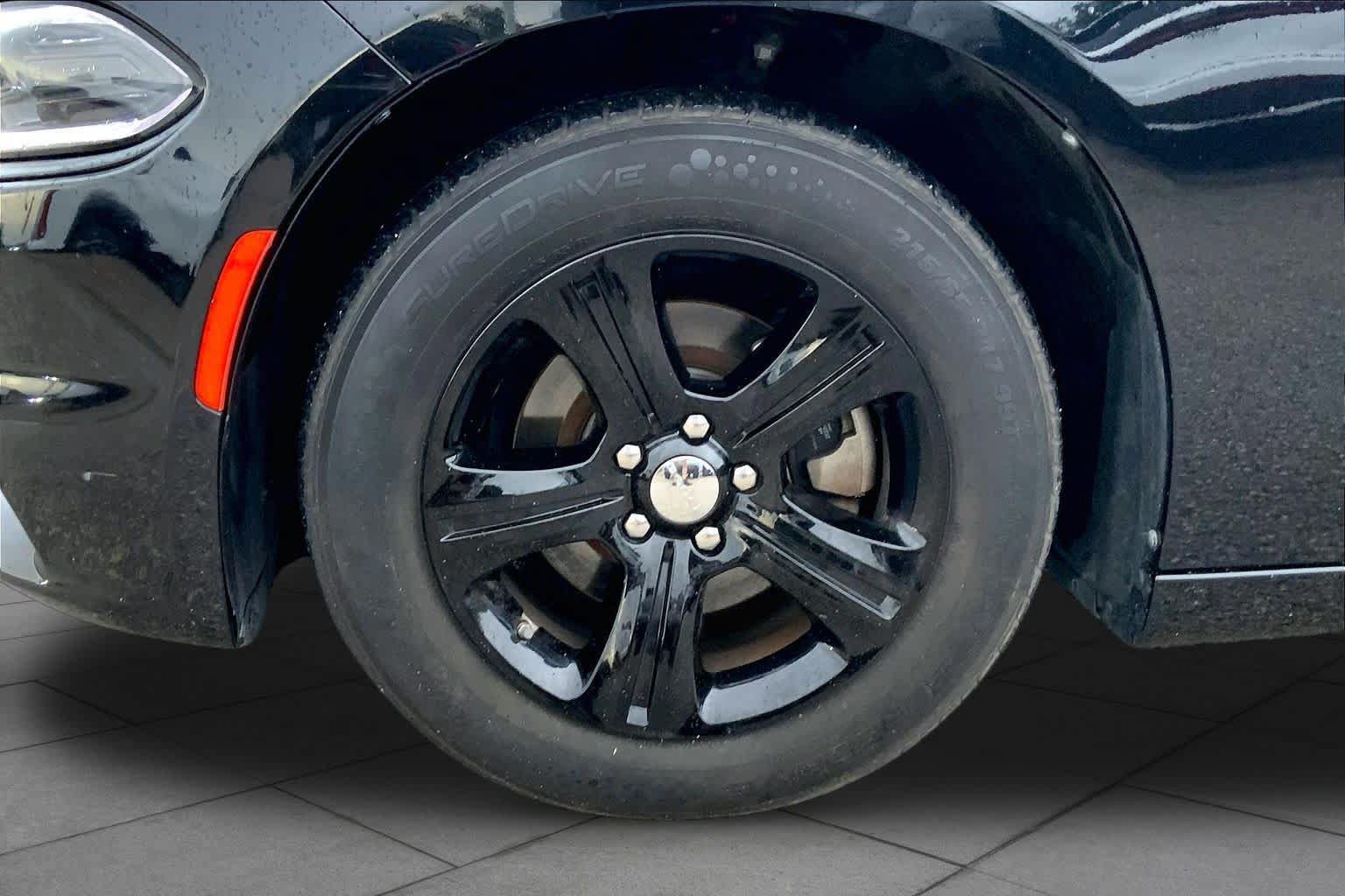 Used 2022 Dodge Charger SXT w/ Leather Interior Group RWD image 10