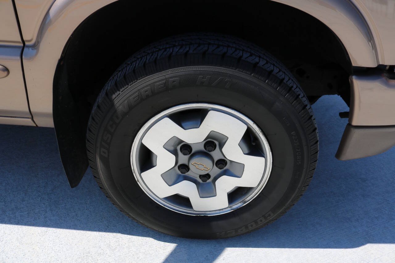 Used 2004 Chevrolet Blazer LS w/ Preferred Equipment Group AWD/4WD image 36