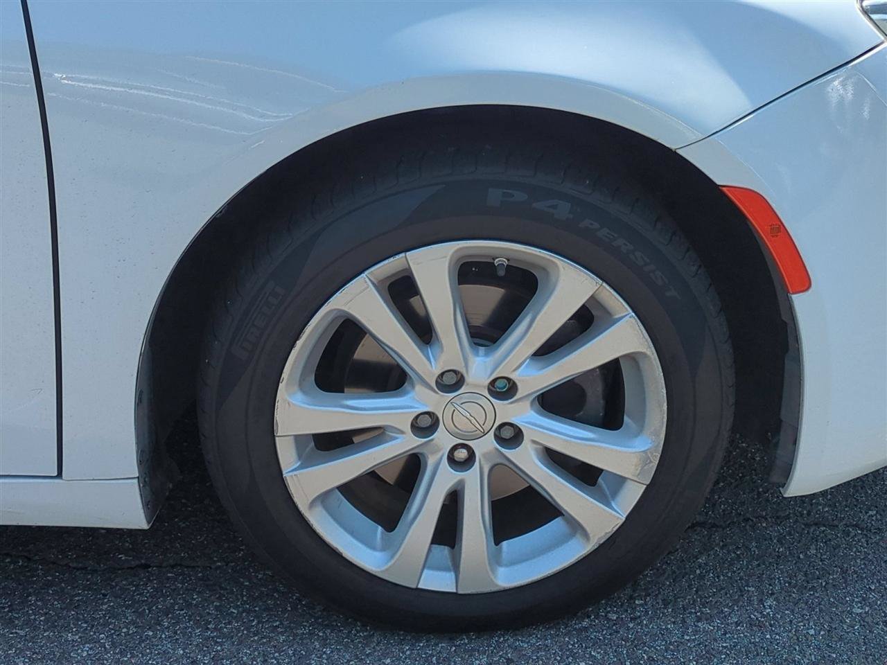 Used 2015 Chrysler 200 Limited FWD image 10