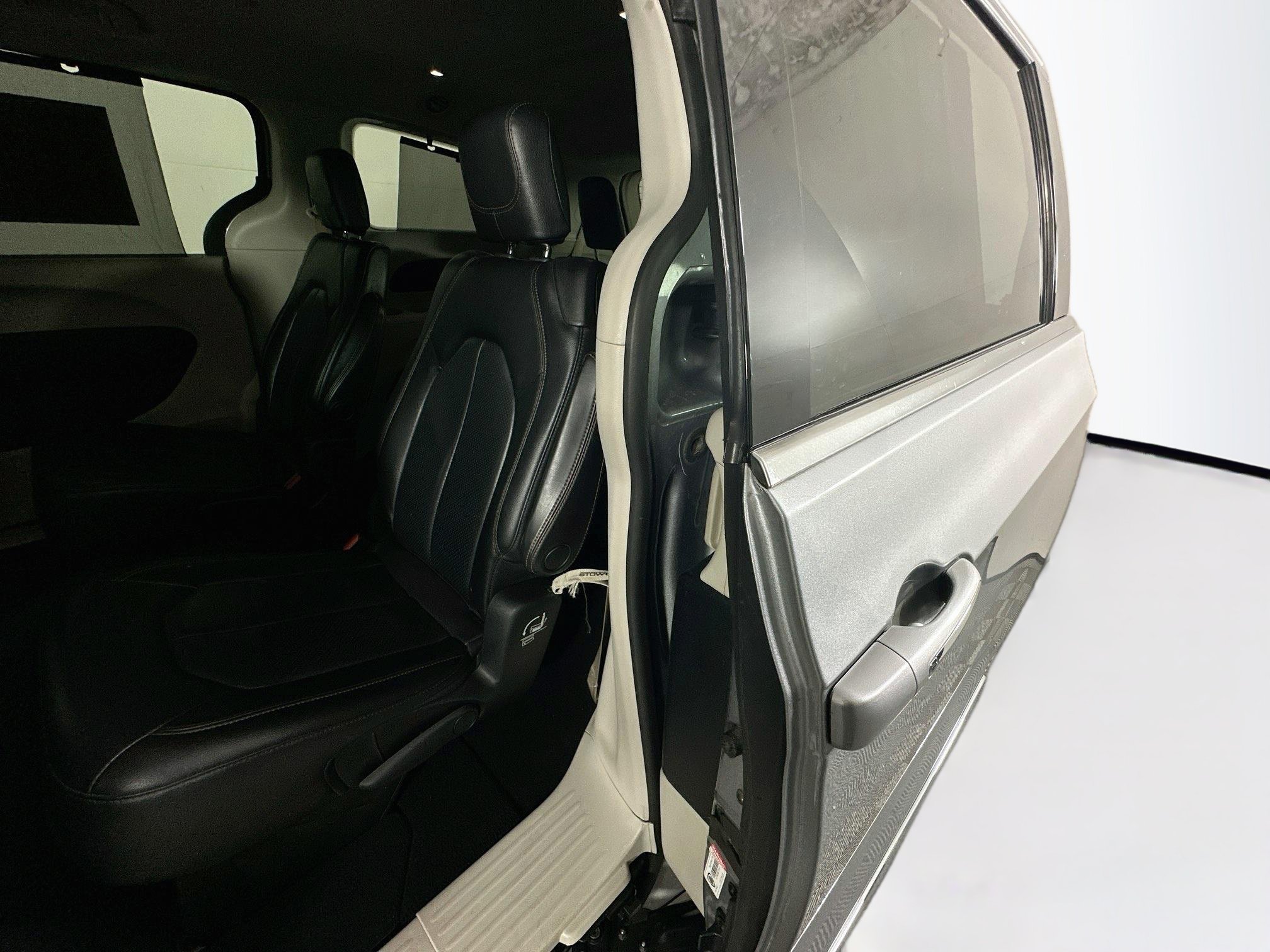 Used 2019 Chrysler Pacifica Touring-L FWD image 26