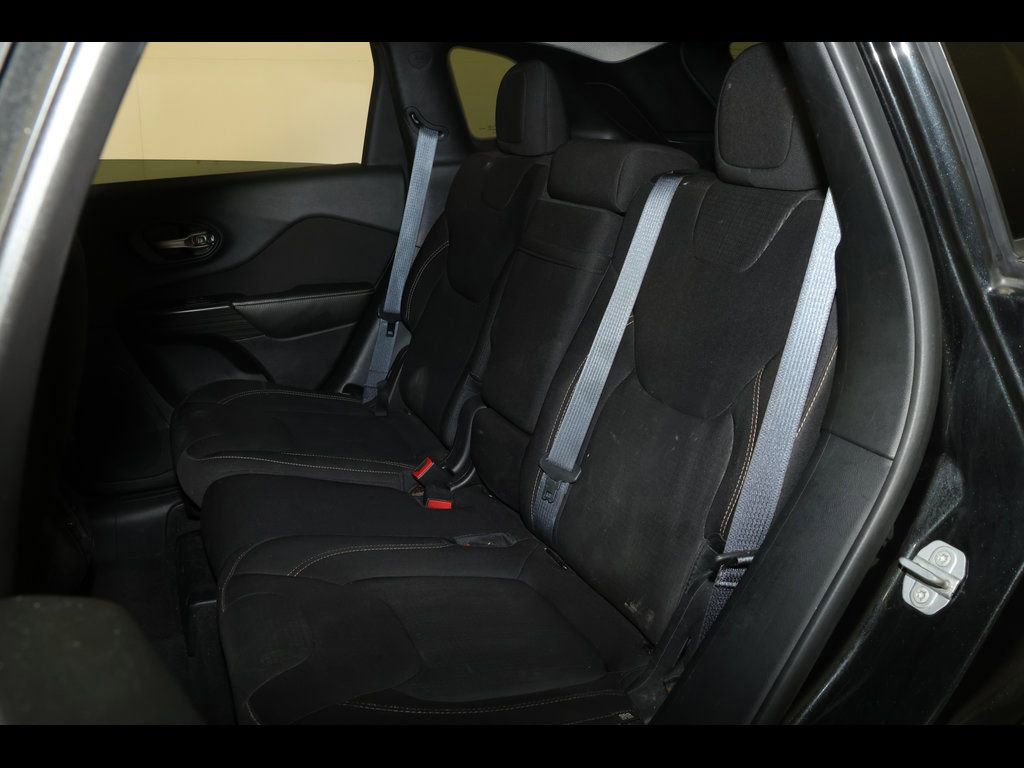 Used 2016 Jeep Cherokee Latitude w/ Safety/Convenience Group AWD/4WD image 14