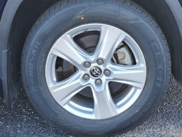 Used 2024 Toyota Highlander LE FWD image 8