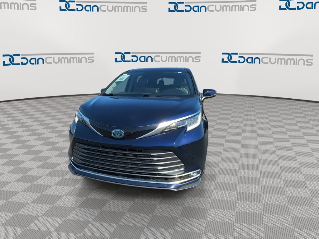 Used 2021 Toyota Sienna Limited FWD image 3