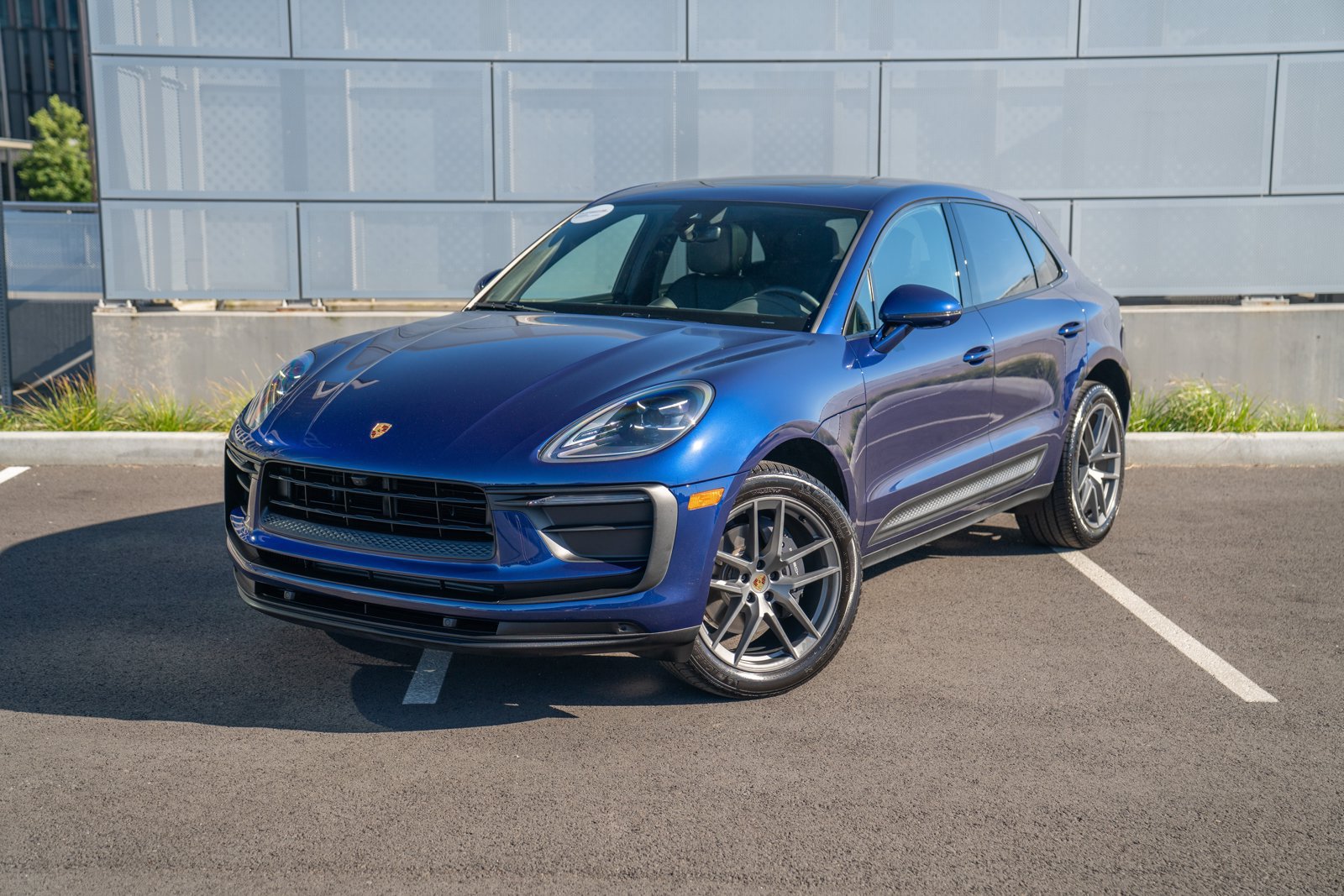 Used 2022 Porsche Macan AWD/4WD image 1