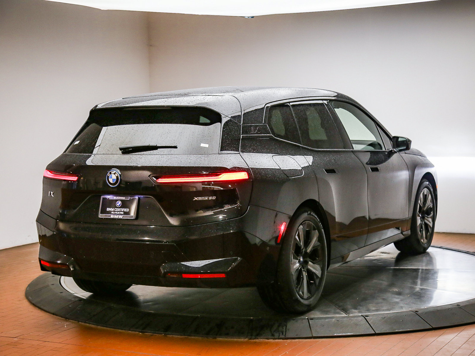 Used 2023 BMW iX xDrive50 w/ Premium Package AWD/4WD image 7