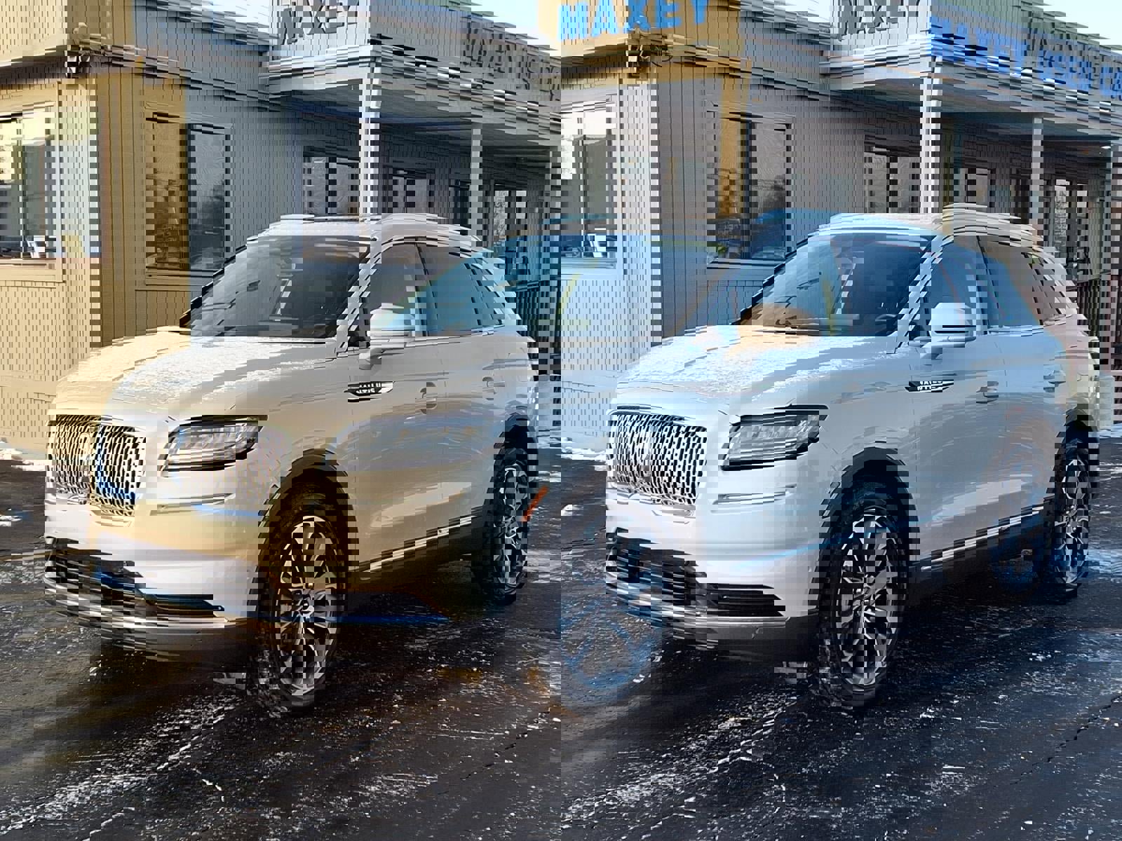 Used 2023 Lincoln Nautilus Reserve w/ Equipment Group 201A image 1