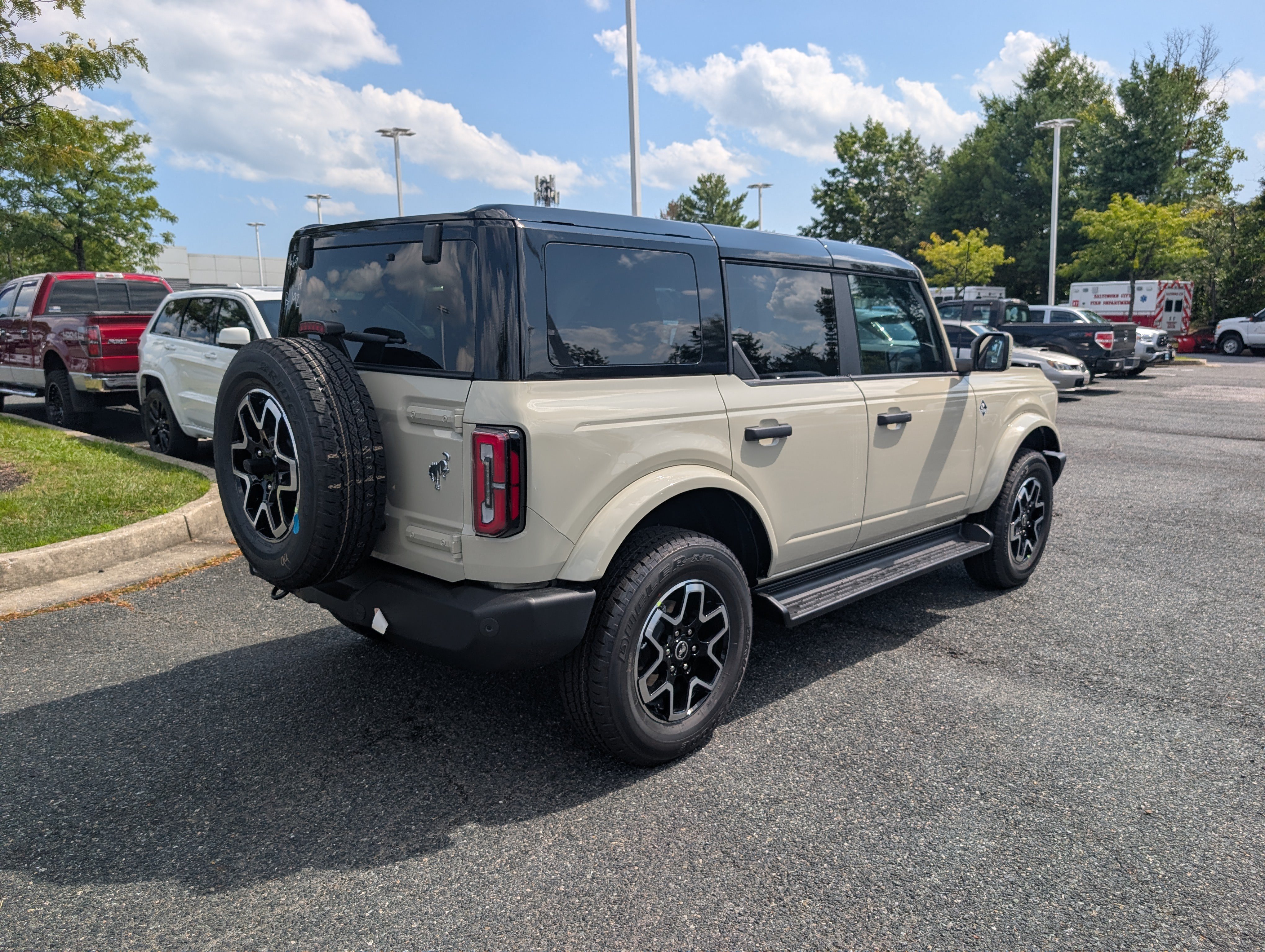 New 2026 Ford Bronco Outer Banks AWD/4WD image 2