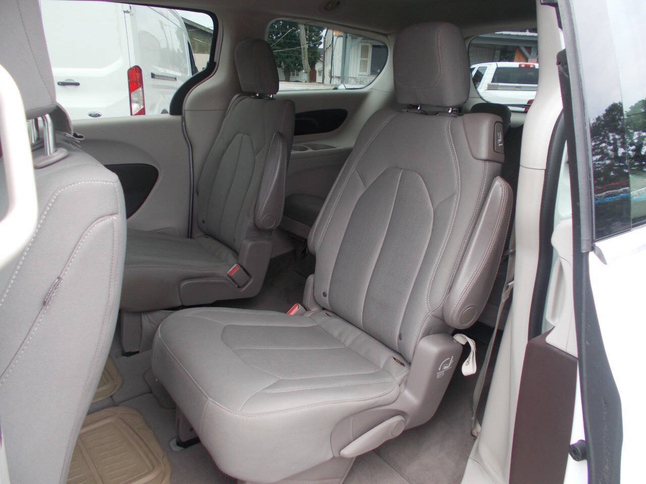 Used 2017 Chrysler Pacifica Touring FWD image 7