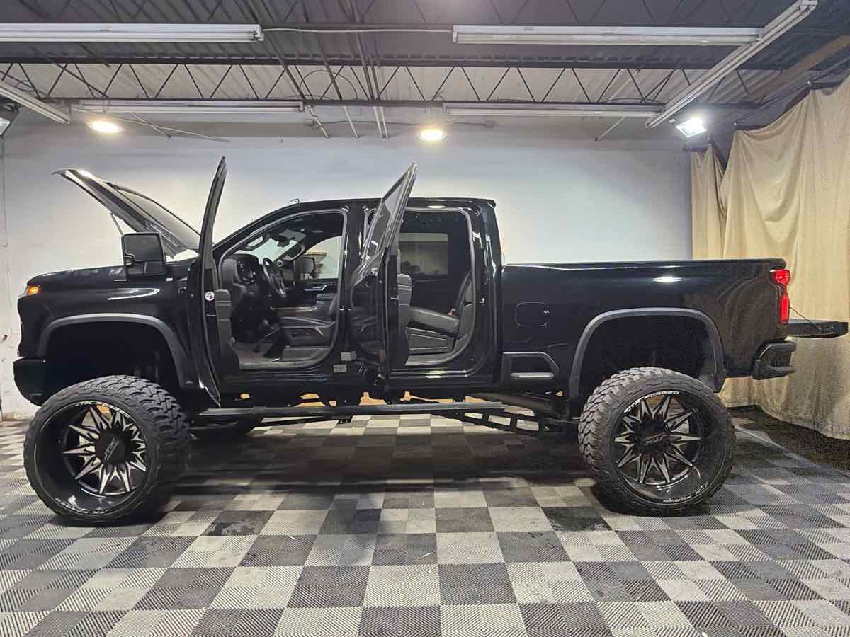 Used 2024 Chevrolet Silverado 2500 High Country w/ Midnight Edition AWD/4WD image 12