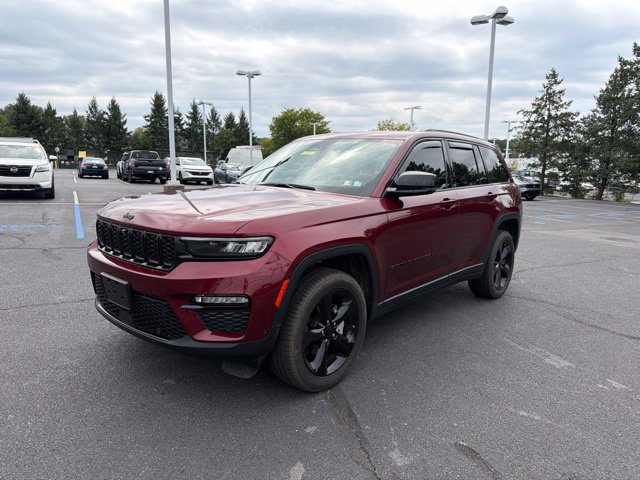 Used 2023 Jeep Grand Cherokee Limited w/ Luxury Tech Group II AWD/4WD image 3