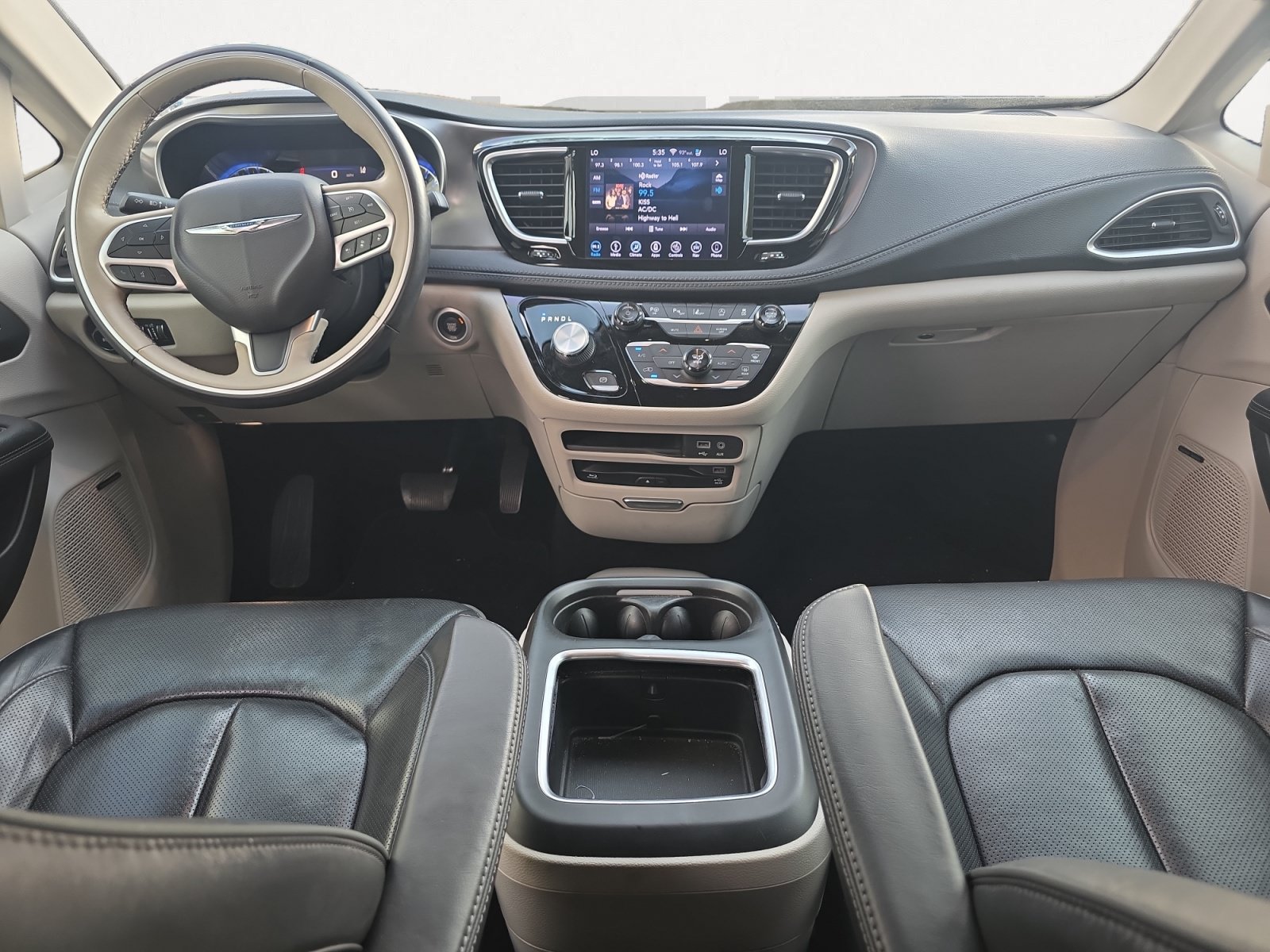 Used 2018 Chrysler Pacifica Limited w/ Tire & Wheel Group FWD image 2