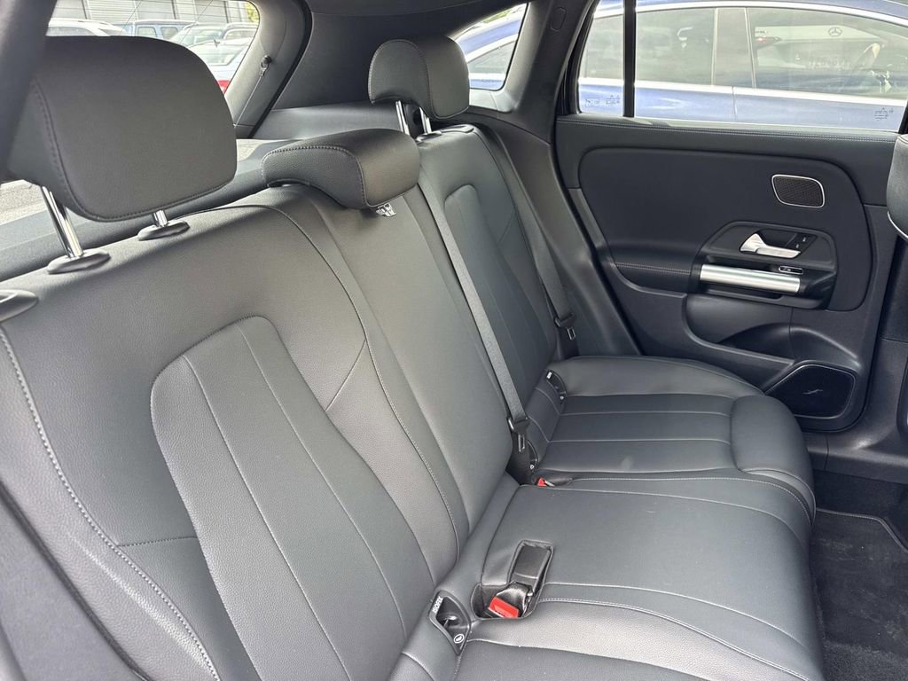 Used 2025 Mercedes-Benz GLA 250 image 9