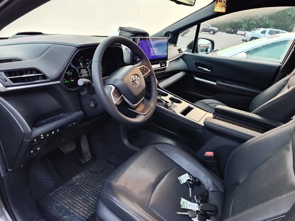 Used 2025 Toyota Sienna Platinum AWD/4WD image 9