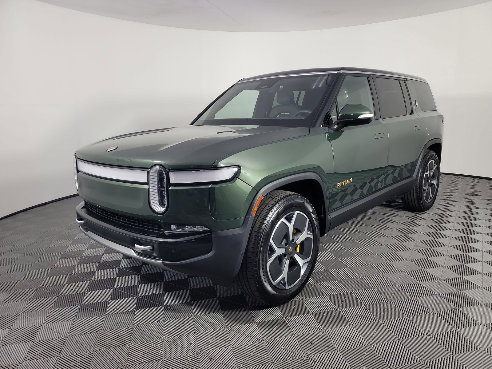 Used 2024 Rivian R1S Adventure AWD/4WD image 1