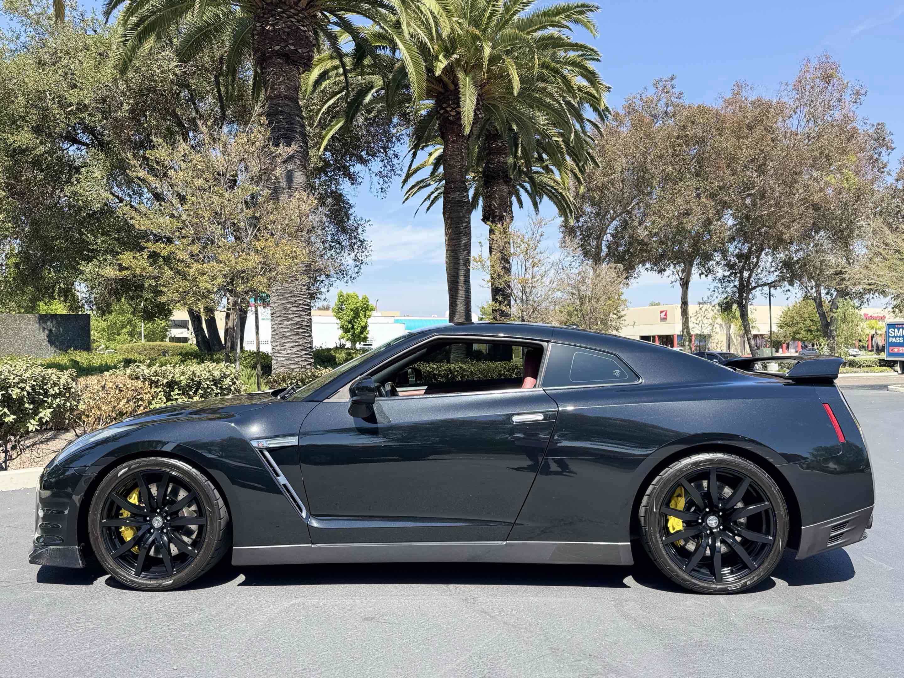 Used 2014 Nissan GT-R Premium w/ Premium Interior Package AWD/4WD image 11