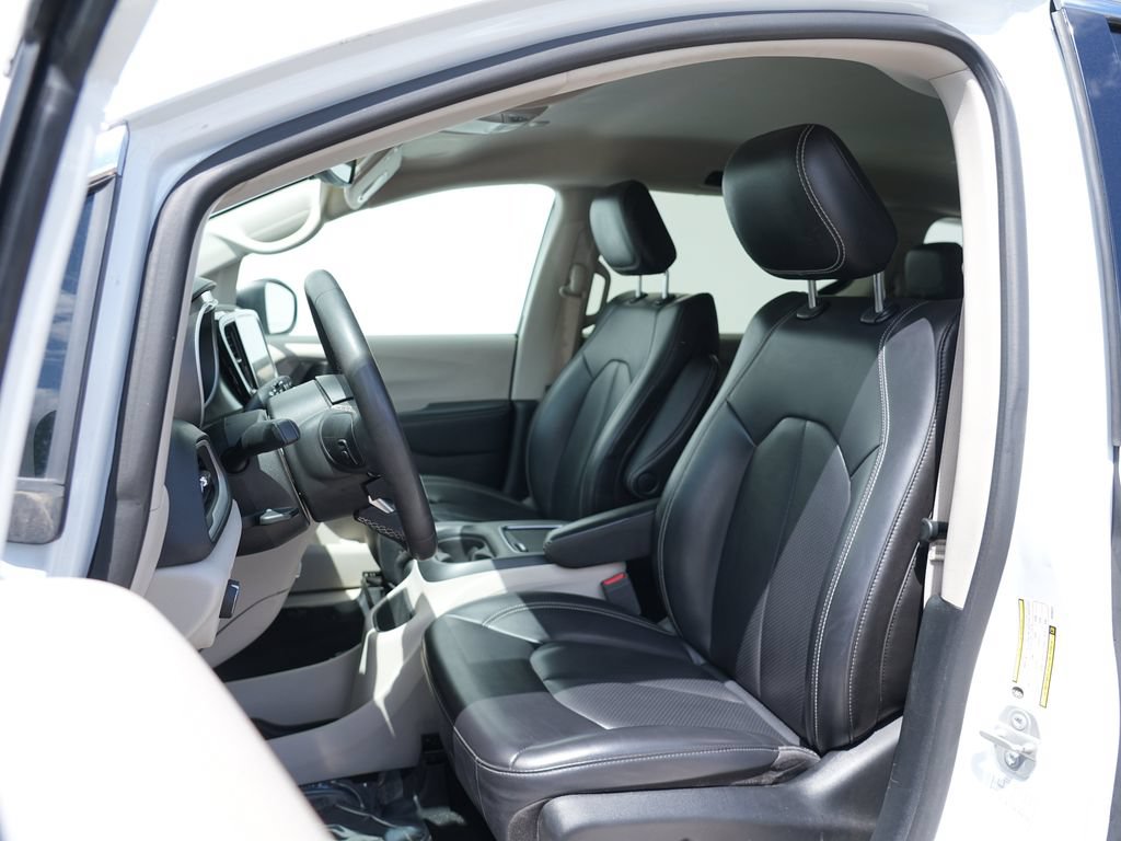 Used 2023 Chrysler Pacifica Touring-L FWD image 12