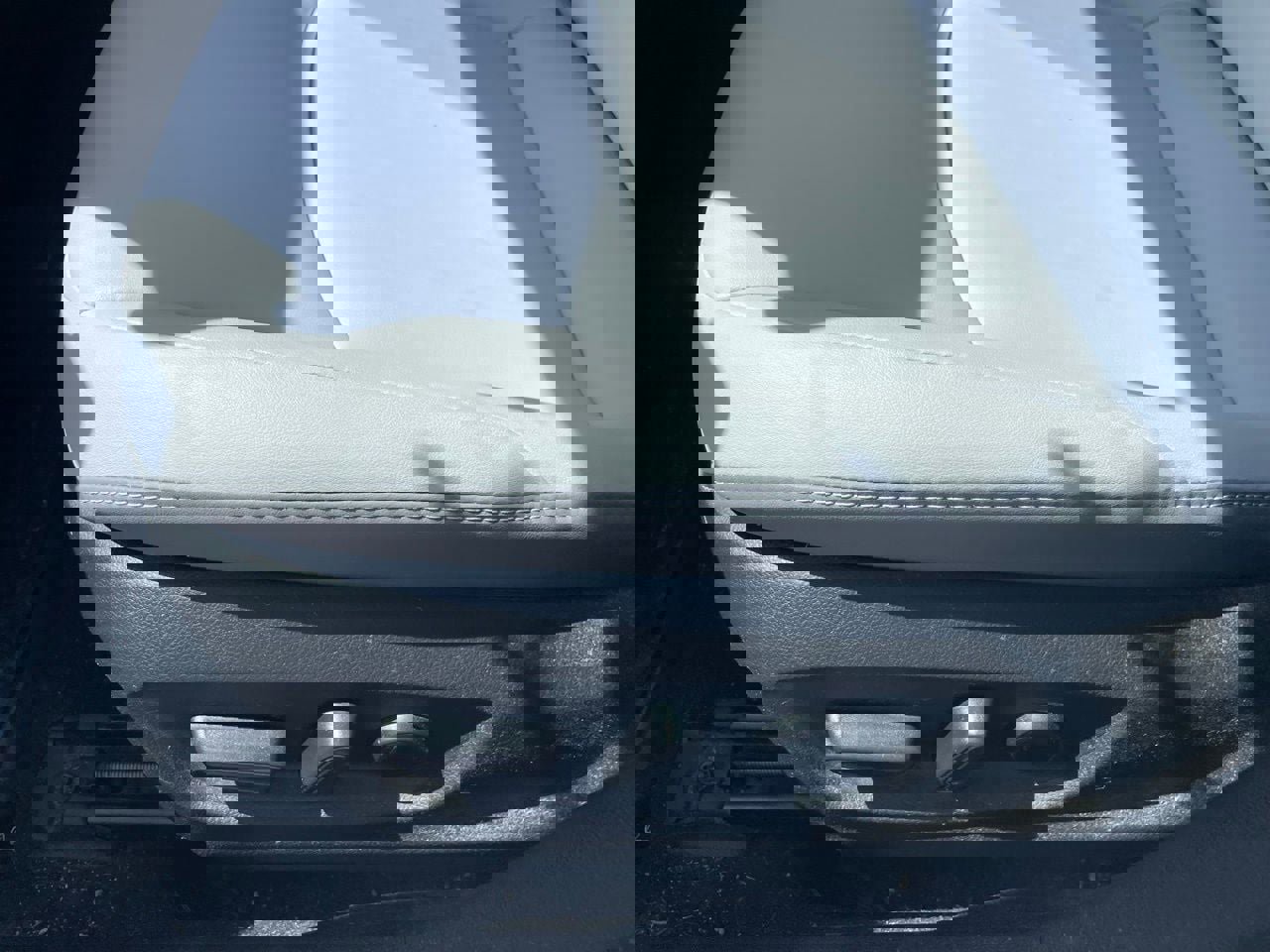 Used 2020 Toyota Prius Prime XLE image 5