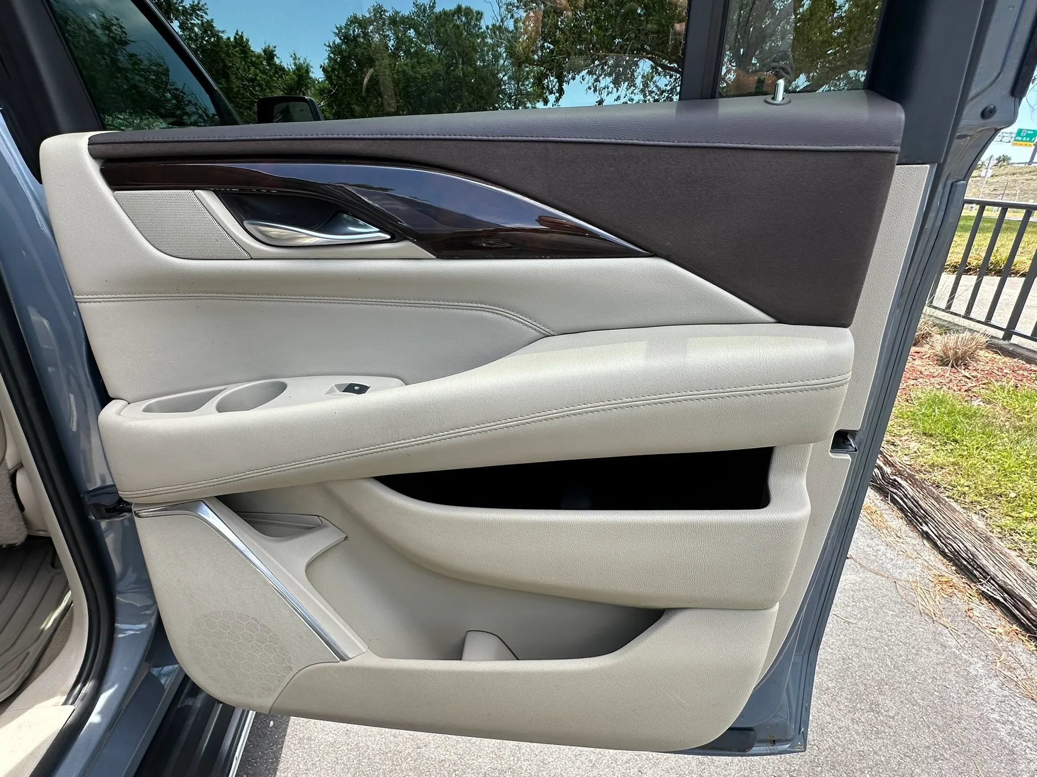 Used 2016 Cadillac Escalade ESV Luxury AWD/4WD image 17