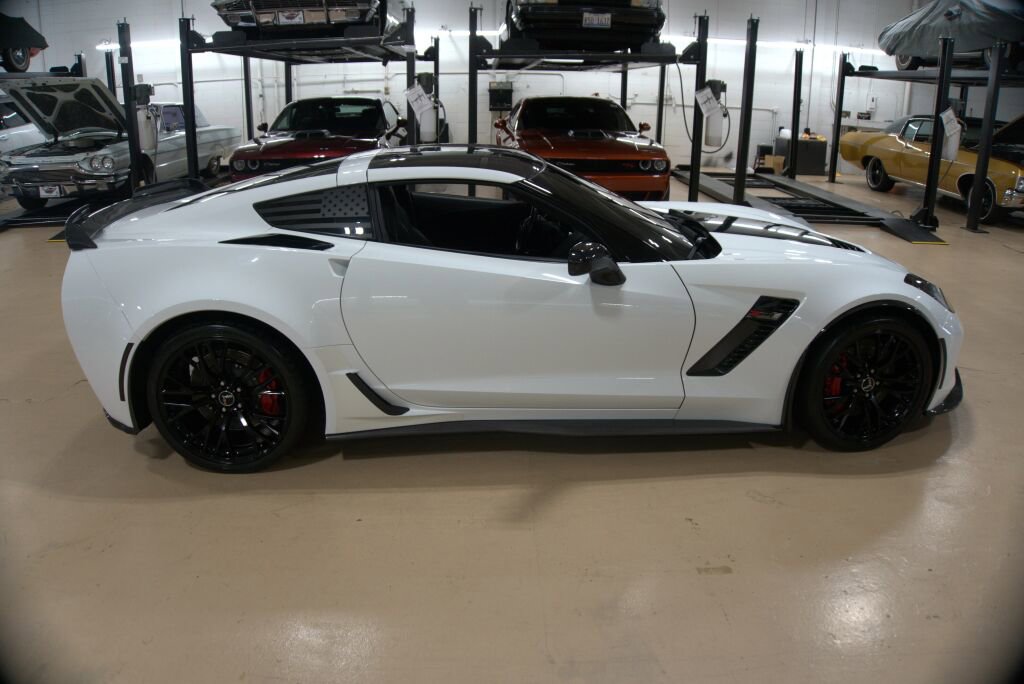 Used 2015 Chevrolet Corvette Z06 w/ 3LZ Preferred Equipment Group image 6