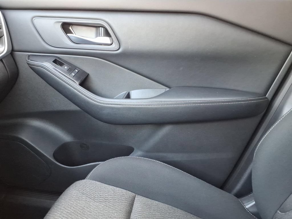 Used 2025 Nissan Rogue SV FWD image 30