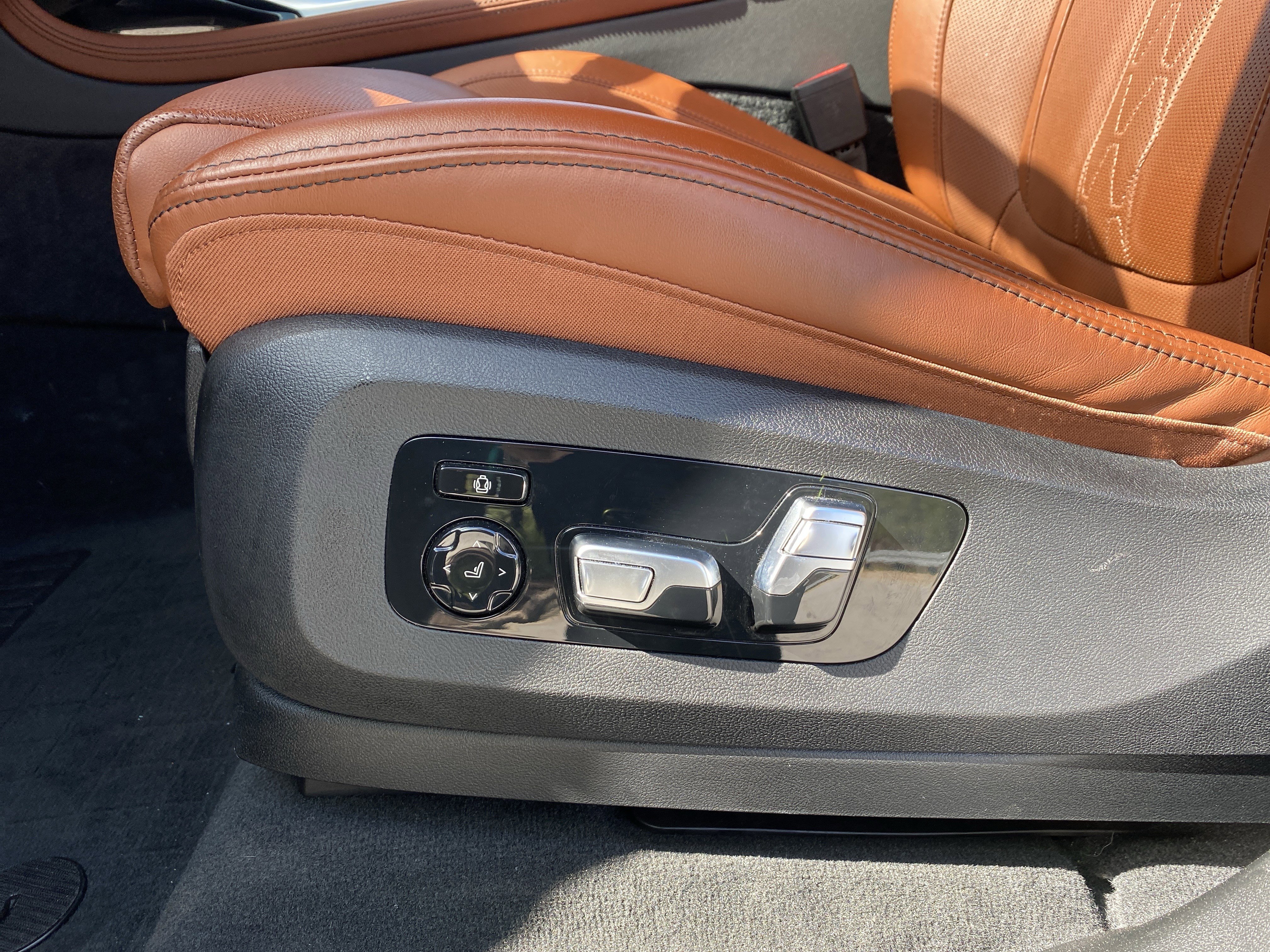 Used 2024 BMW X7 M60i w/ Executive Package image 21