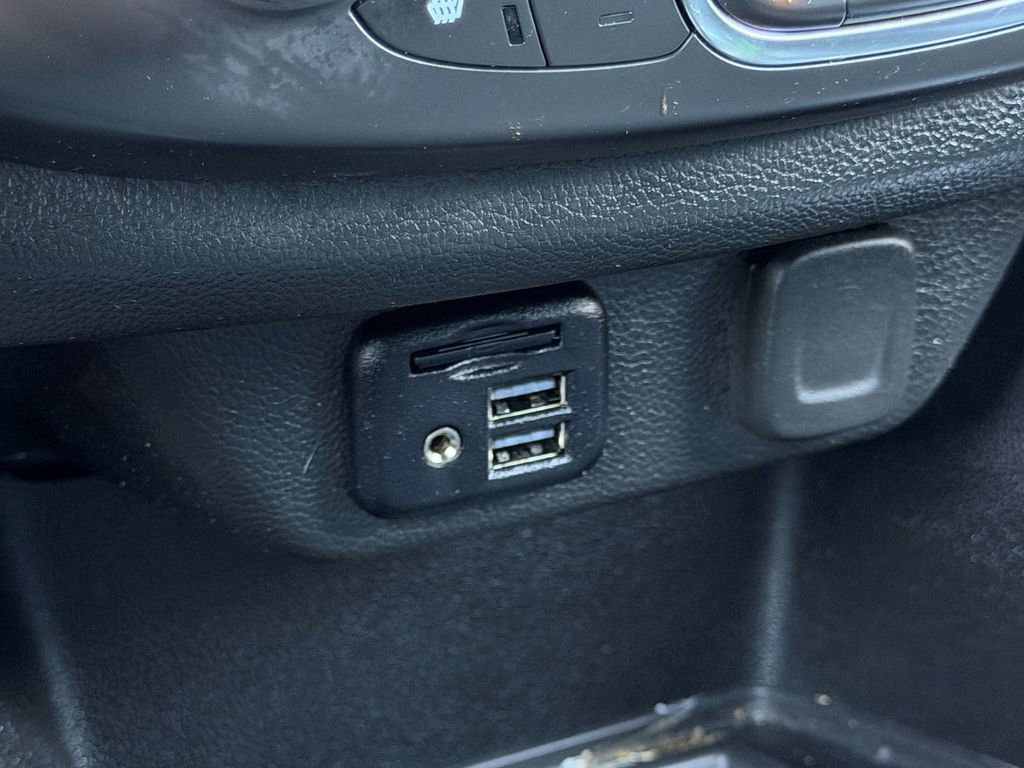 Used 2023 Chevrolet Traverse RS image 28