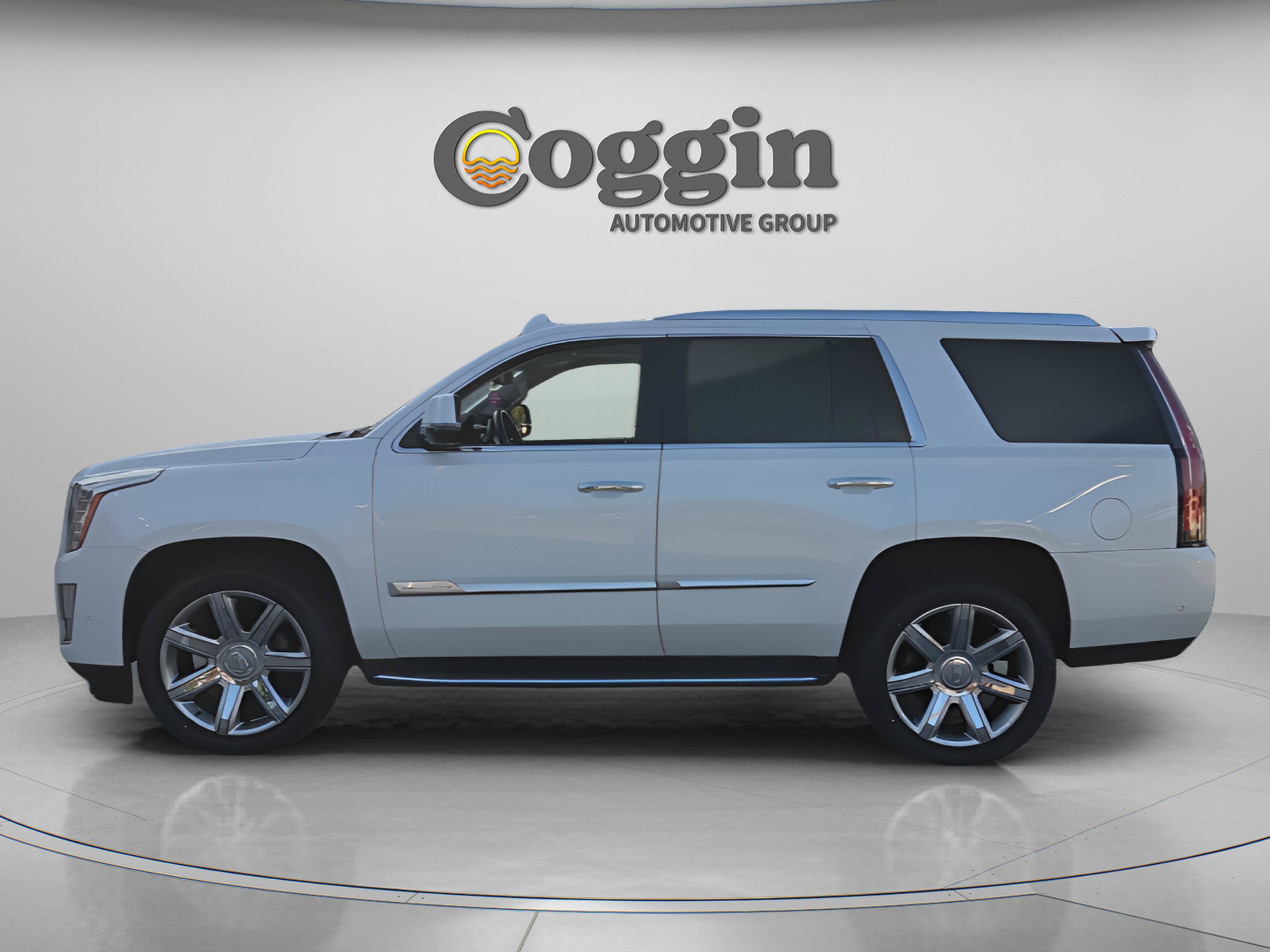 Used 2019 Cadillac Escalade Luxury RWD image 2