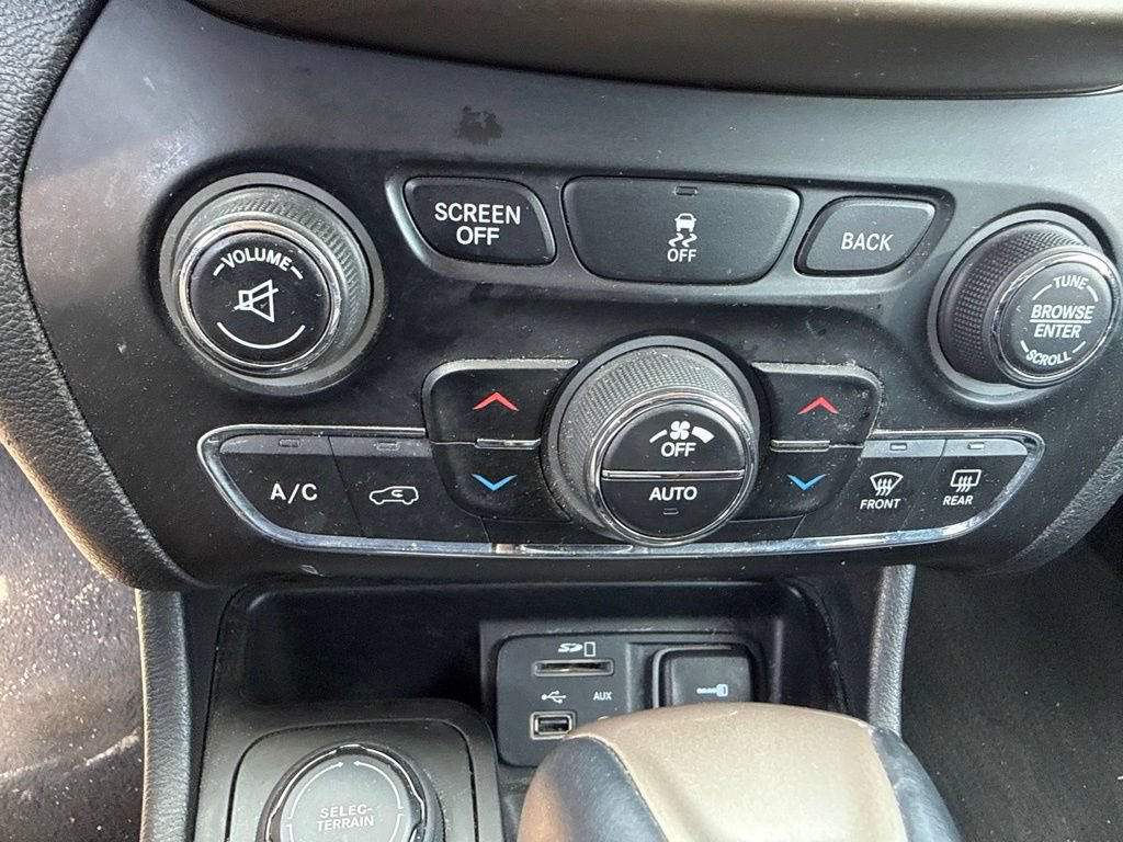 Used 2014 Jeep Cherokee Limited w/ Luxury Group AWD/4WD image 26