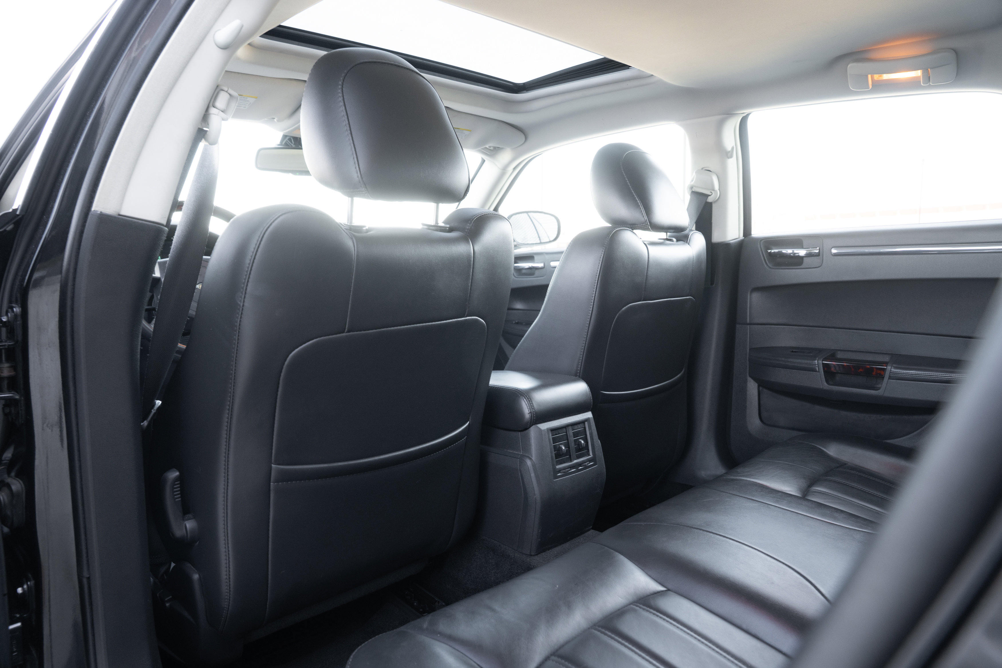 Used 2010 Chrysler 300 C image 22