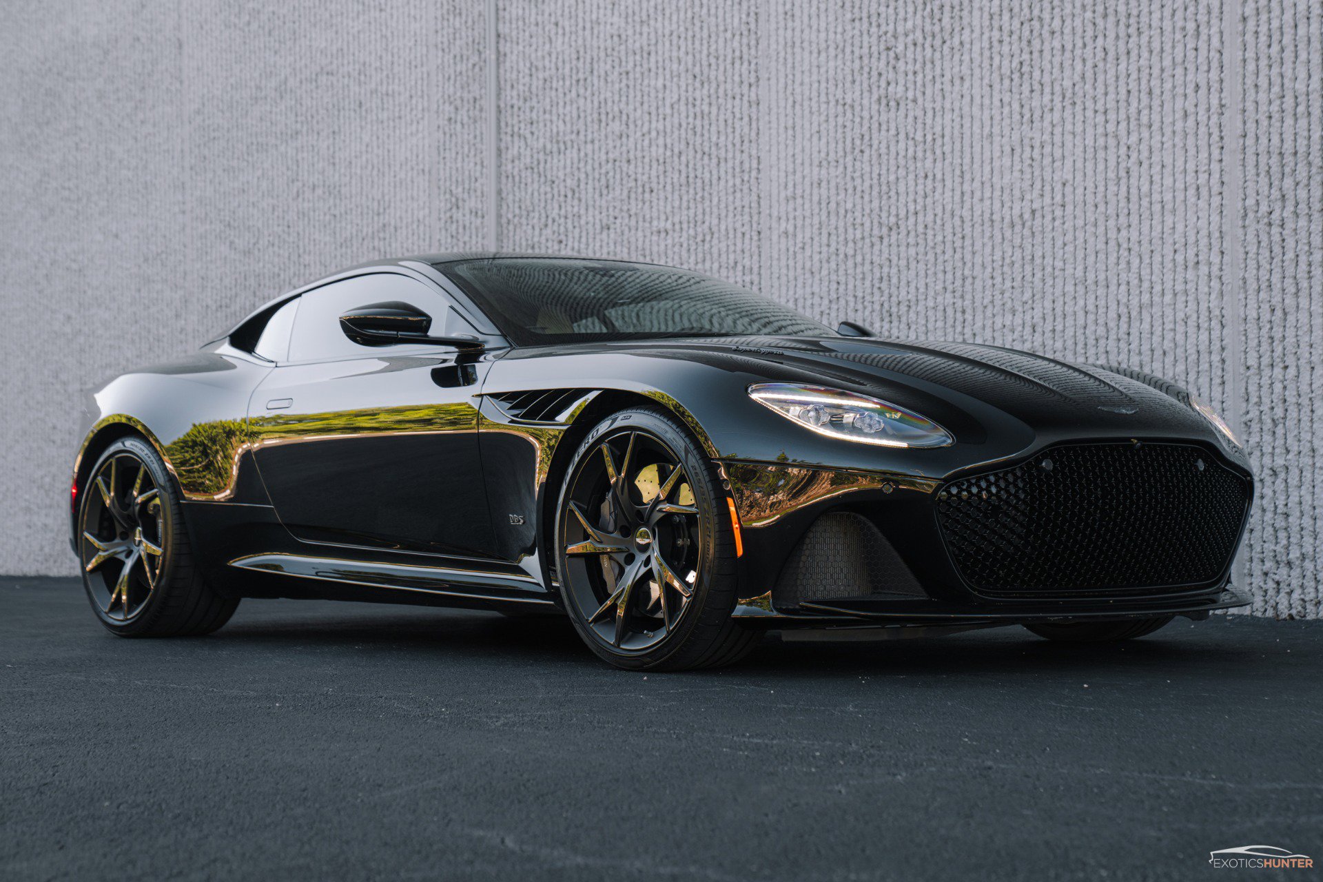 Used 2019 Aston Martin DBS Superleggera RWD image 9