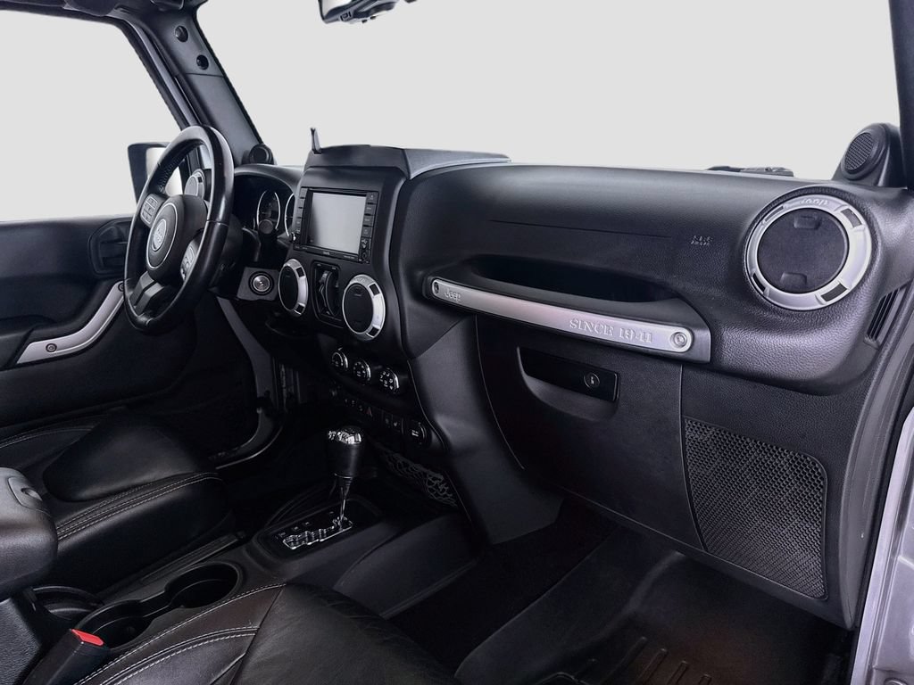 Used 2014 Jeep Wrangler Unlimited Sahara w/ Connectivity Group AWD/4WD image 26