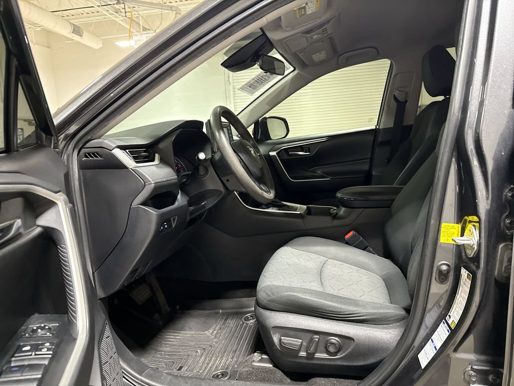 Used 2020 Toyota RAV4 XLE AWD/4WD image 19