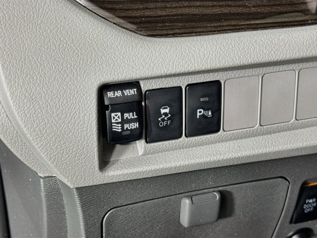 Used 2018 Toyota Sienna Limited FWD image 20