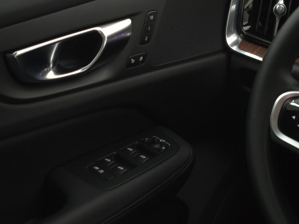 Used 2025 Volvo V60 B5 Cross Country Plus image 30