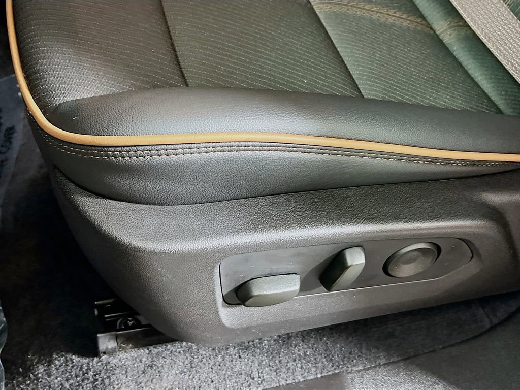 Used 2025 GMC Canyon AT4 image 17