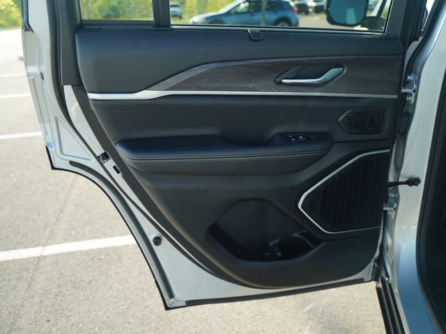 Used 2023 Jeep Grand Cherokee 4WD 4xe w/ Luxury Tech Group II image 17