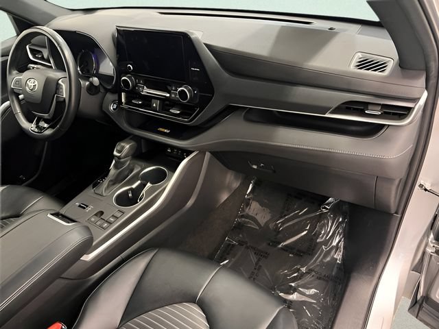 Used 2024 Toyota Highlander XSE FWD image 17