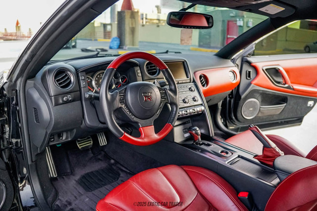 Used 2014 Nissan GT-R Premium w/ Premium Interior Package image 22