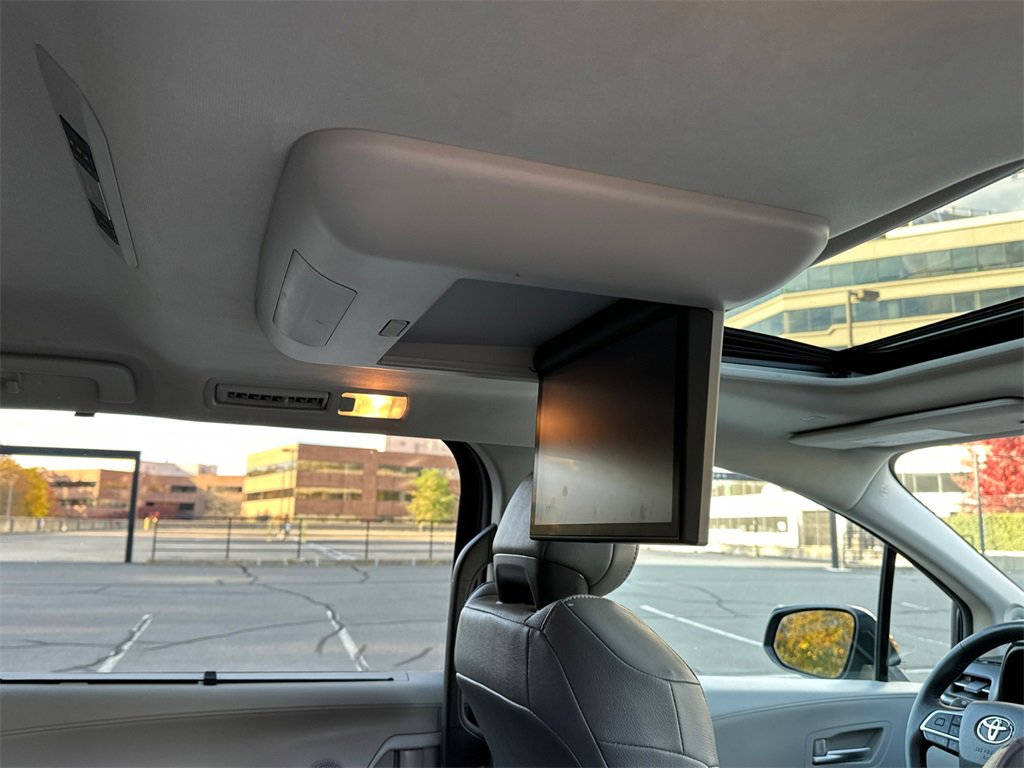 Used 2022 Toyota Sienna XLE image 17