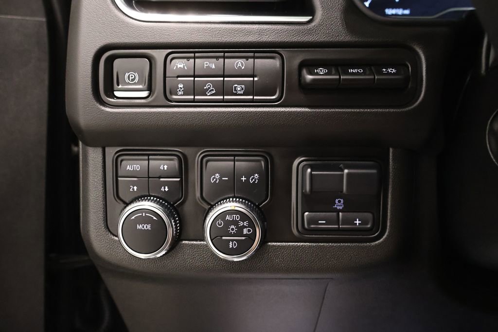 Used 2024 GMC Yukon AT4 w/ Technology Package image 29