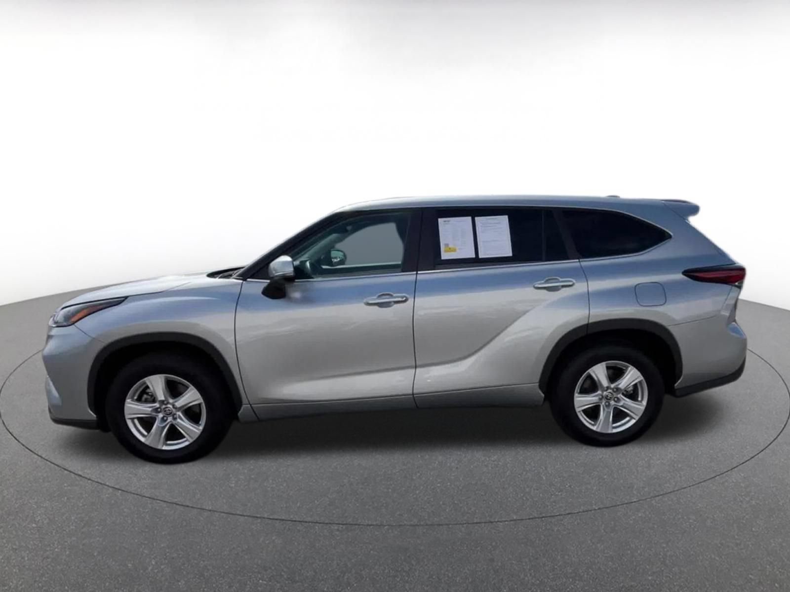 Used 2025 Toyota Highlander LE FWD image 8