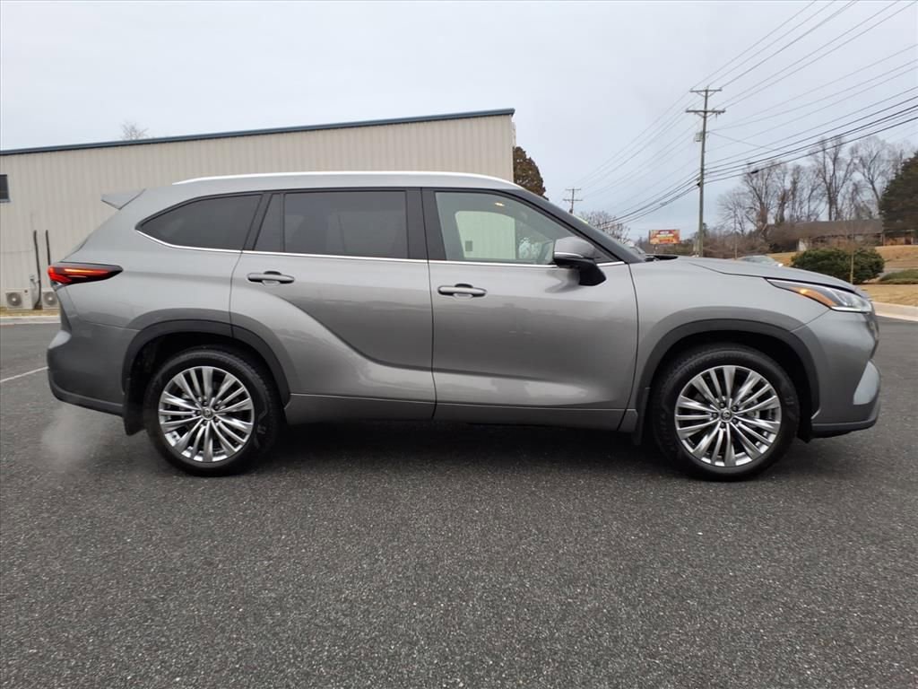 Used 2026 Toyota Highlander Platinum image 3