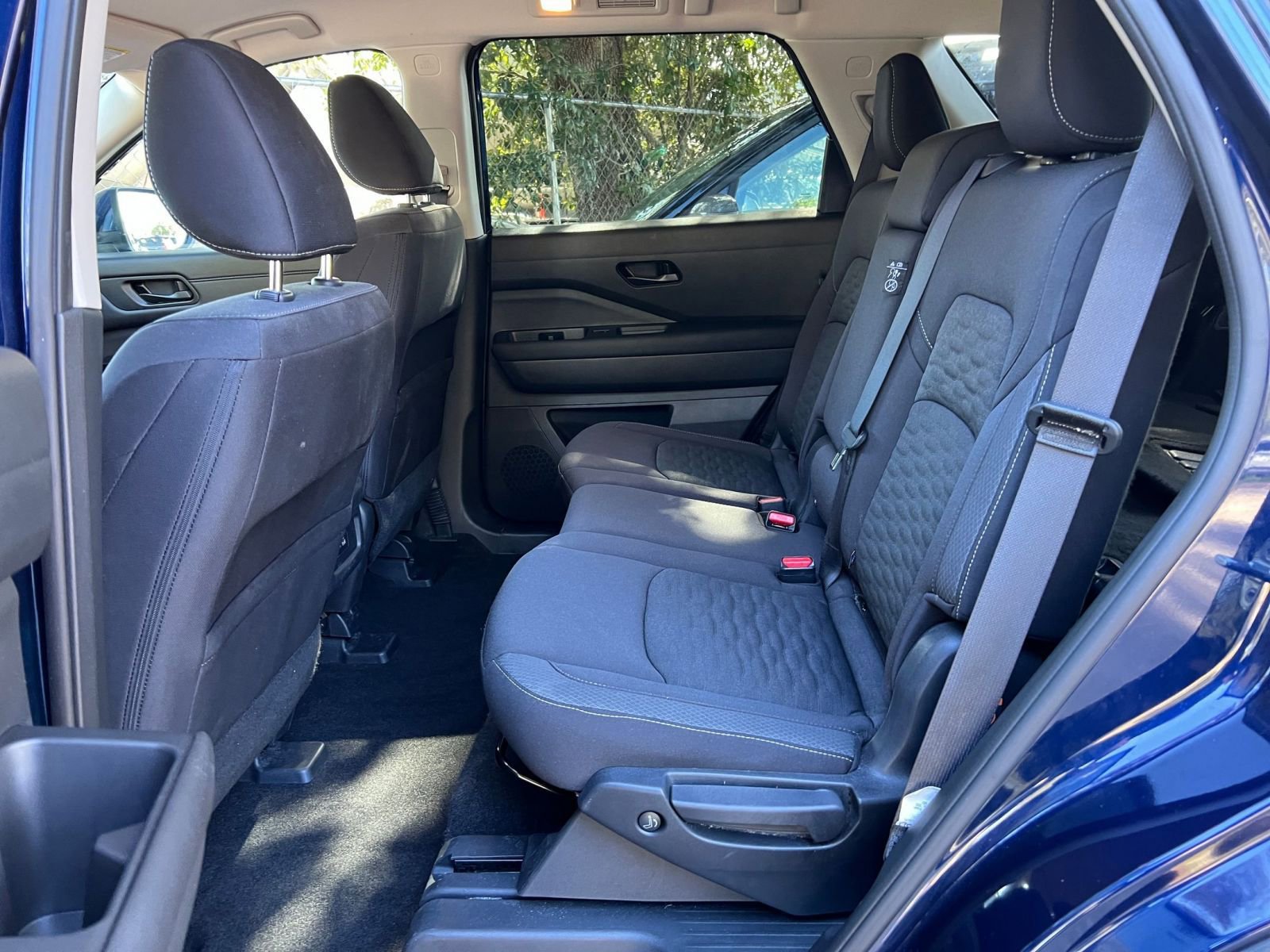 Used 2025 Nissan Pathfinder SV image 33