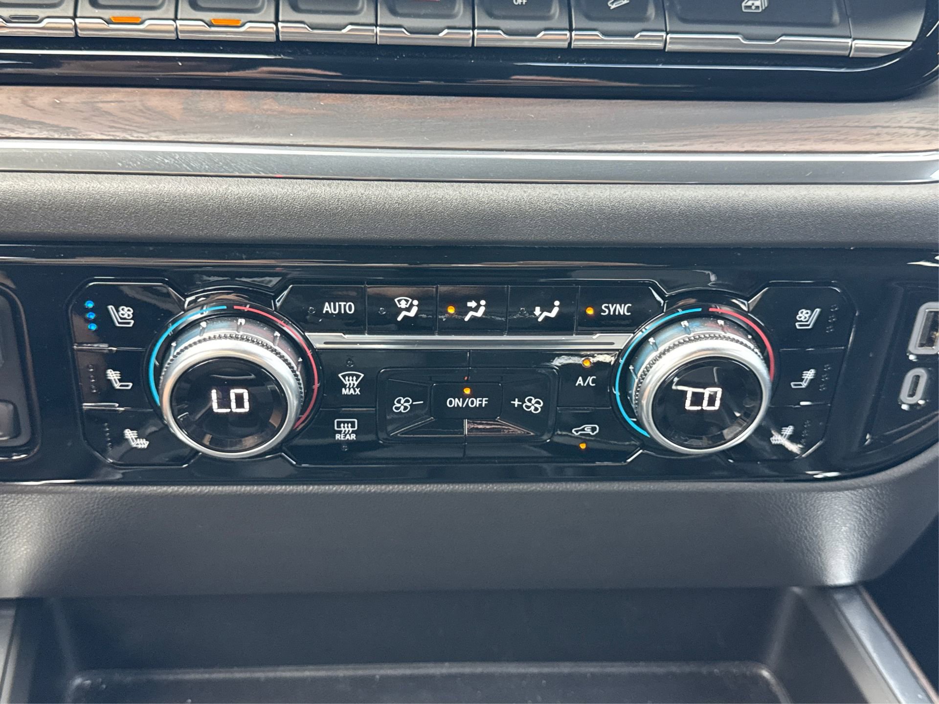 Used 2024 GMC Sierra 1500 SLT w/ SLT Premium Plus Package image 30