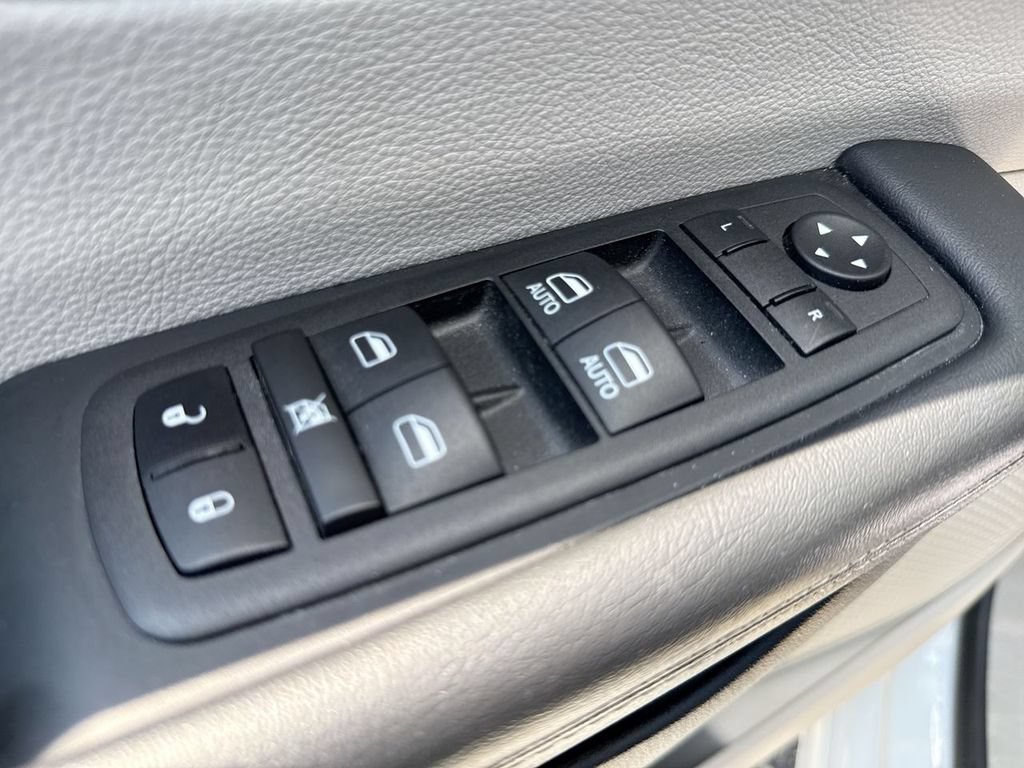 Used 2024 Chrysler Pacifica Touring-L FWD image 13