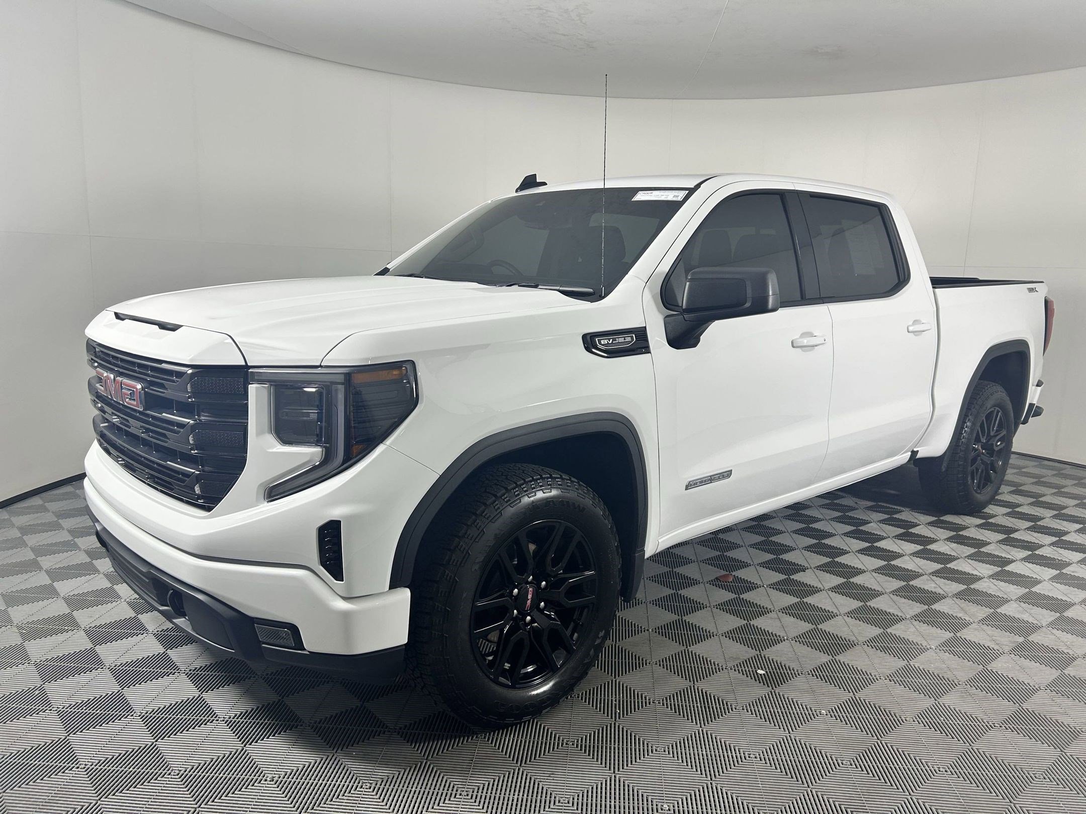 Used 2025 GMC Sierra 1500 Elevation w/ Preferred Package image 1