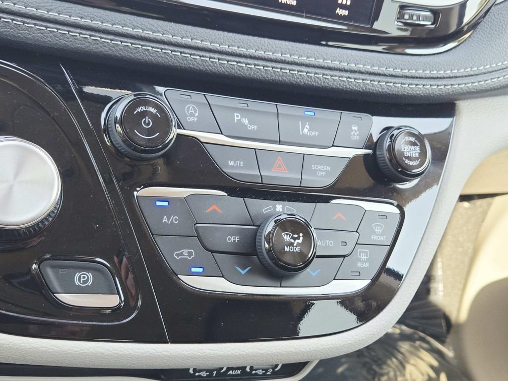 Certified 2024 Chrysler Pacifica Touring-L AWD/4WD image 29
